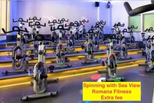 ein Fitnessstudio mit einem Haufen Fahrräder in einem Zimmer in der Unterkunft OleHolidays Romana Playa 334 vistas al mar in Marbella