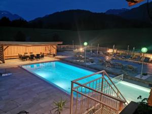 ein großer Pool in einem Resort in der Nacht in der Unterkunft Bodenhof Ferienwohnungen in Fieberbrunn