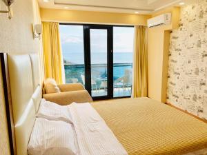 Postel nebo postele na pokoji v ubytování Sea view apartments Orbi Beach Tower красивые виды с балконов