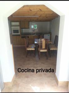 uma cozinha e sala de jantar com mesa e cadeiras em CASA "O Campo" em Sober