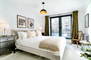 sypialnia z łóżkiem i dużym oknem w obiekcie Be London - The Bloomsbury Residences w Londynie