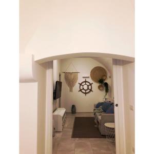 un couloir menant à un salon avec un plafond blanc dans l'établissement L Antico Forno Bari Centro Storico, à Bari