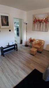 un soggiorno con un divano e un tavolo di Room Of Lux SPA " TABARKA " a Spa