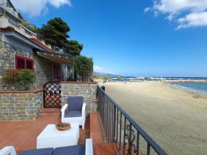 dom z balkonem z widokiem na plażę w obiekcie Villa Martina Mare w mieście Casal Velino