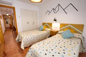 Ein Schlafzimmer mit 2 Betten und ein Zimmer mit in der Unterkunft Cuencaloft La casa del tío Serafín in Cuenca