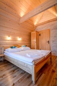 Posteľ alebo postele v izbe v ubytovaní Osada Małe Ciche DOMEK z Bali