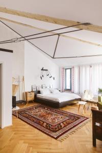 um quarto com uma cama e um tapete em Camino Home 2 em Cluj-Napoca