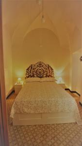 a bedroom with a large bed in a room at Il Geranio in Finale Ligure