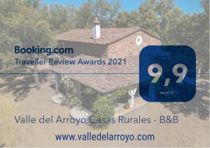 una casa con un cartel delante de ella en Valle del Arroyo Casas Rurales - B&B - Solo adultos, en Cortelazor