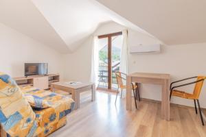 a living room with a couch and a table at Et Larum in Peštani