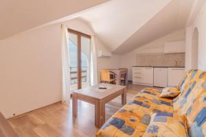 a living room with a couch and a table at Et Larum in Peštani