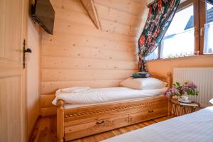 Posteľ alebo postele v izbe v ubytovaní Osada Małe Ciche DOMEK z Bali