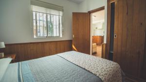 1 dormitorio con cama y ventana en Casa Coral - San José, en San José