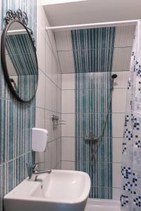 La salle de bains est pourvue d'un lavabo et d'une douche. dans l'établissement Adventure Farm, à Štore