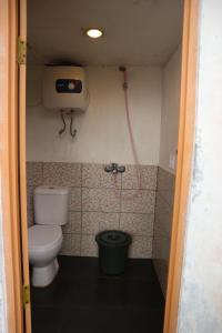Ett badrum på D'Paseban Glamping