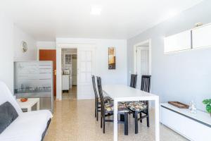 una cucina e un soggiorno con tavolo e sedie di Residencial Costamar next Bcn, 50m beach with swimmingpool a Cabrera de Mar