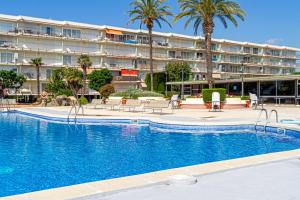 een zwembad voor een hotel bij Residencial Costamar next Bcn, 50m beach with swimmingpool in Cabrera de Mar