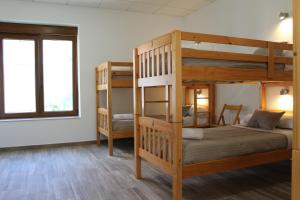 Pokój z łóżkiem piętrowym i 2 łóżkami piętrowymi w obiekcie Pensión Albergue O Pedregal w mieście Lourenzá