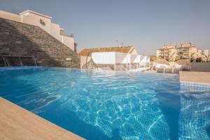 Bazén v ubytovaní Hotel Brö-Adults Recommended alebo v jeho blízkosti