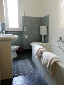 bagno con vasca, lavandino e servizi igienici di Hotel Mignon Posta a Rapallo