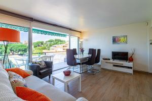 sala de estar con sofá y TV en Apartment Llavaneres II, en Sant Andreu de Llavaneres