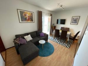 ein Wohnzimmer mit einem Sofa und einem Esszimmer in der Unterkunft Villa Croatia in Zadar