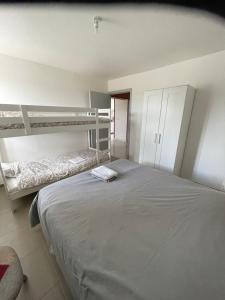- une chambre avec un lit et des lits superposés dans l'établissement Le petit écrin champenois, à Étoges