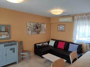uma sala de estar com um sofá preto e uma mesa em Maison avec vue em Les-Pennes-Mirabeau