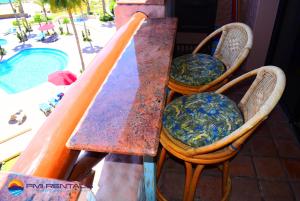 una mesa oxidada con 2 sillas y una piscina en Marina Pinacate A-416, en Puerto Peñasco