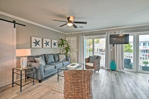 uma sala de estar com um sofá e uma ventoinha de tecto em Surfside Beach Couples Retreat with Balcony! em Myrtle Beach