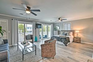 een slaapkamer met een bed en een woonkamer bij Surfside Beach Couples Retreat with Balcony! in Myrtle Beach