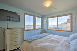 Katil atau katil-katil dalam bilik di Walk to Beach Oregon Coast Escape with Hot Tub!