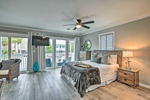 1 dormitorio con 1 cama y ventilador de techo en Surfside Beach Couples Retreat with Balcony! en Myrtle Beach