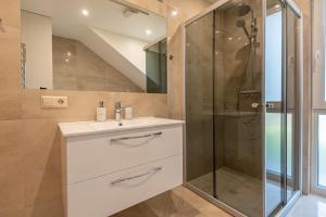 パランガにあるEGITOS apartamentaiの洗面台とシャワー付きのバスルーム +47枚の写真