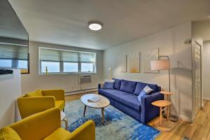 sala de estar con sofá azul y sillas en Central and Contemporary NJ Condo Steps to Shore!, en Asbury Park