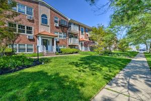 Κήπος έξω από το Central and Contemporary NJ Condo Steps to Shore!