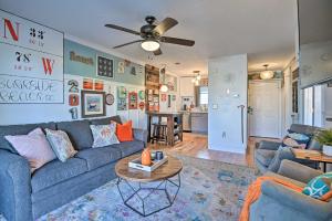 een woonkamer met een blauwe bank en een tafel bij Eclectic Condo with Balcony 1 Block to Beach! in Myrtle Beach