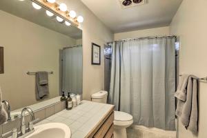 Koupelna v ubytování Game Room Mountain Chalet 5 Mi to Donner Lake + 25 fotografií