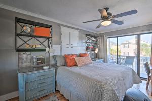 una camera con letto e ventilatore a soffitto di Eclectic Condo with Balcony 1 Block to Beach! a Myrtle Beach