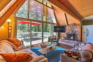 uma sala de estar com um sofá e uma lareira em Running Springs A-Frame with Deck and Mtn Views! em Running Springs