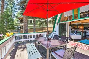 Um restaurante ou outro lugar para comer em Running Springs A-Frame with Deck and Mtn Views!
