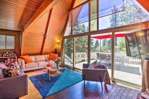 Uma área de estar em Running Springs A-Frame with Deck and Mtn Views!