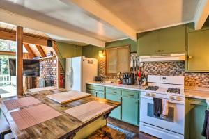 A cozinha ou kitchenette de Running Springs A-Frame with Deck and Mtn Views!