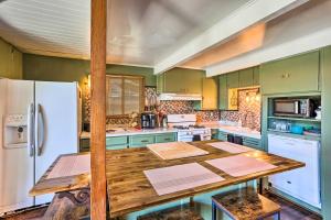 A cozinha ou kitchenette de Running Springs A-Frame with Deck and Mtn Views!