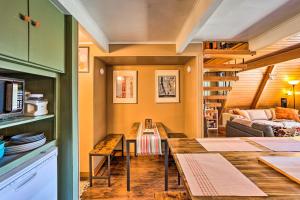 Uma cama ou camas num quarto em Running Springs A-Frame with Deck and Mtn Views!