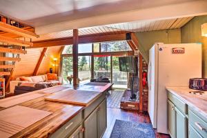Uma cama ou camas num quarto em Running Springs A-Frame with Deck and Mtn Views!