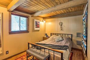 Uma cama ou camas num quarto em Running Springs A-Frame with Deck and Mtn Views!
