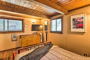 Uma cama ou camas num quarto em Running Springs A-Frame with Deck and Mtn Views!