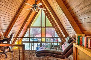 Uma área de estar em Running Springs A-Frame with Deck and Mtn Views!