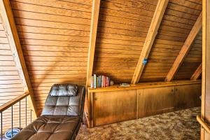 Uma área de estar em Running Springs A-Frame with Deck and Mtn Views!
